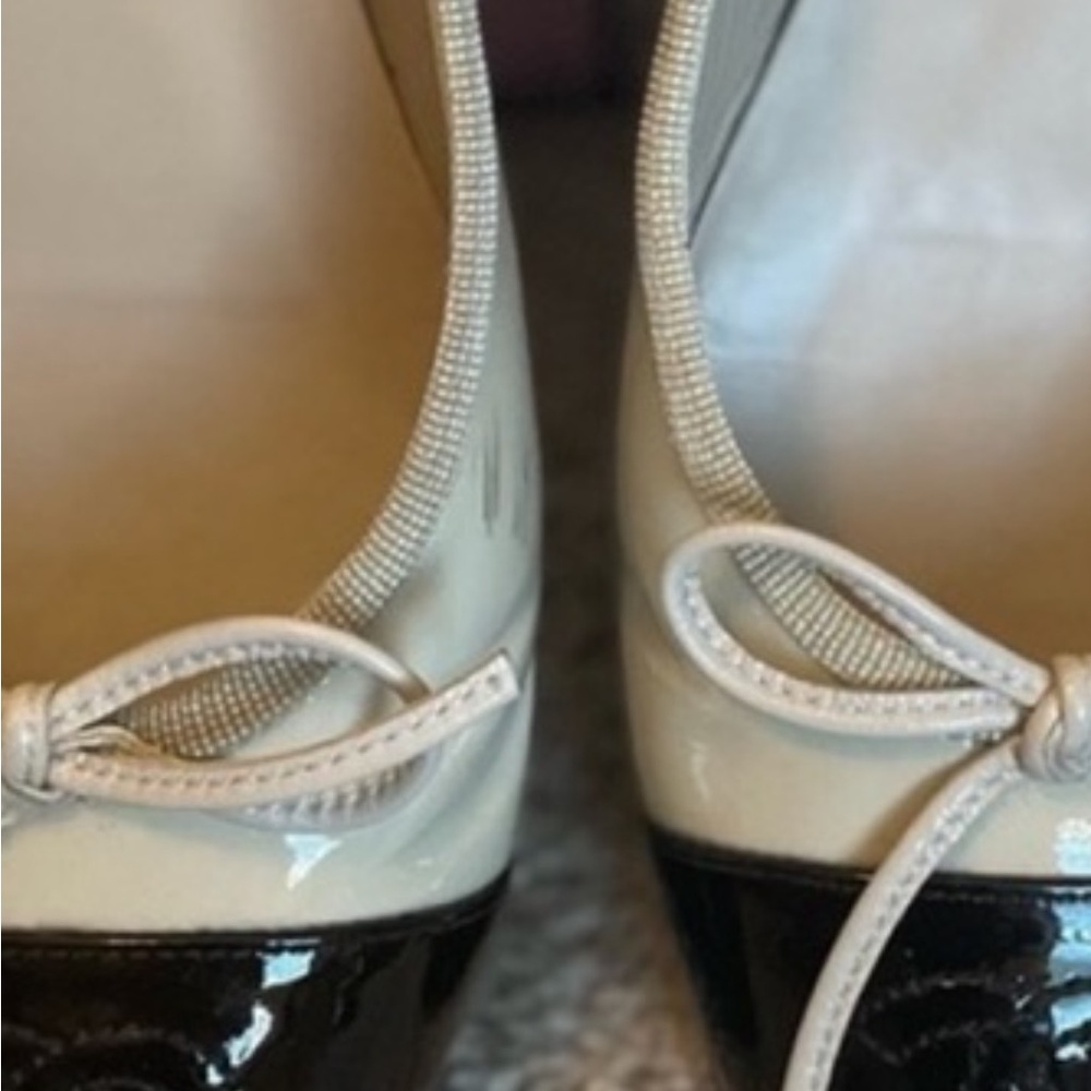 CHANEL Cream and Black Flats with Iconic Cap-Toe Design - Picture 6 of 6